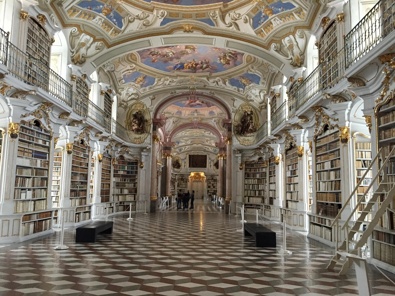 Bibliothèque symbolisant le Livre ouvert Avahana, un parcours de réflexion, de régulation émotionnelle et d'évolution personnelle.