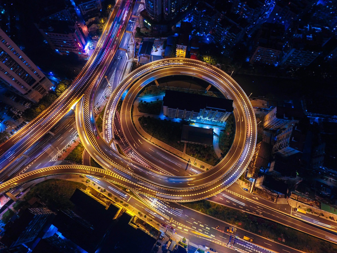 Échangeur autoroutier vu du ciel illustrant les liens invisibles, les interactions et la lecture des dynamiques en mouvement.