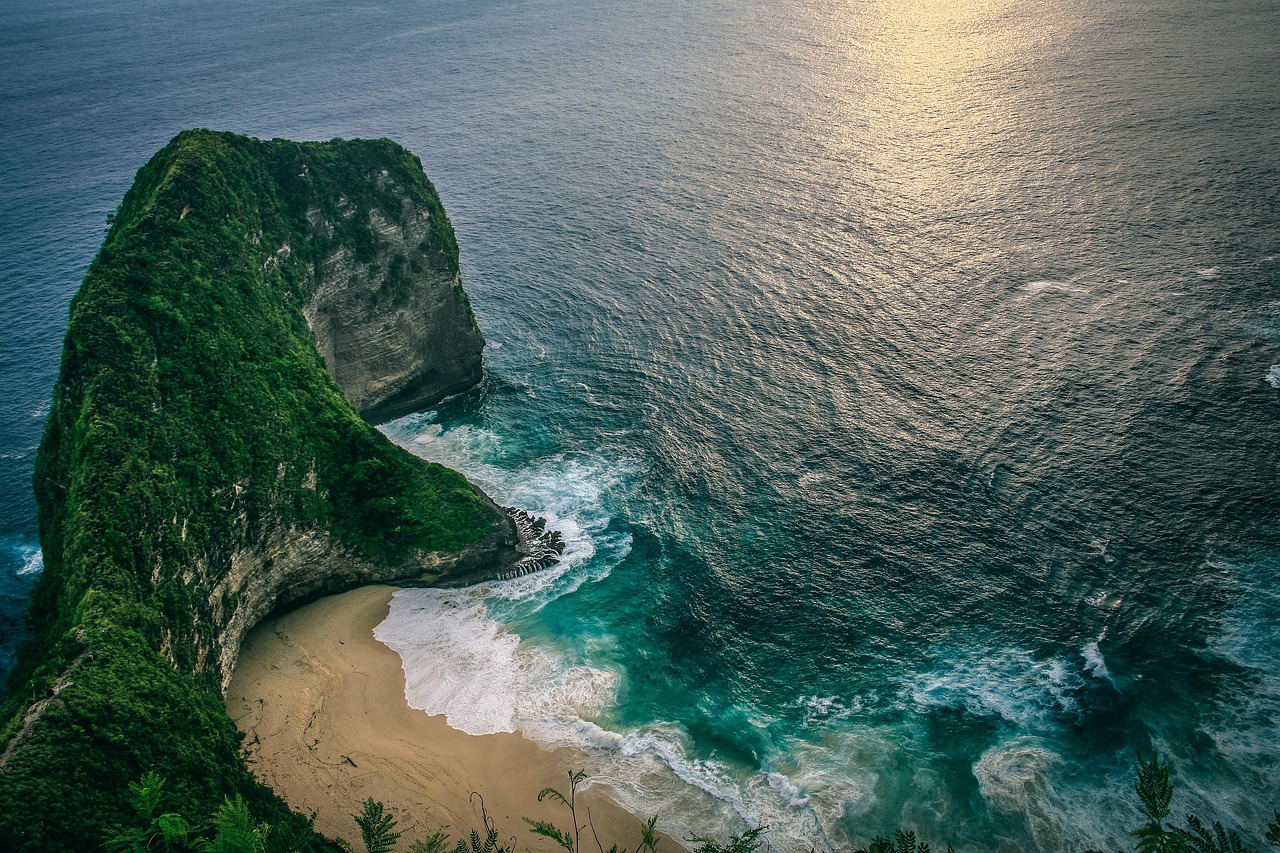 Vue aérienne d'une falaise avançant dans l'océan, illustrant la découverte de nouvelles ressources et l'élargissement de la perspective.
