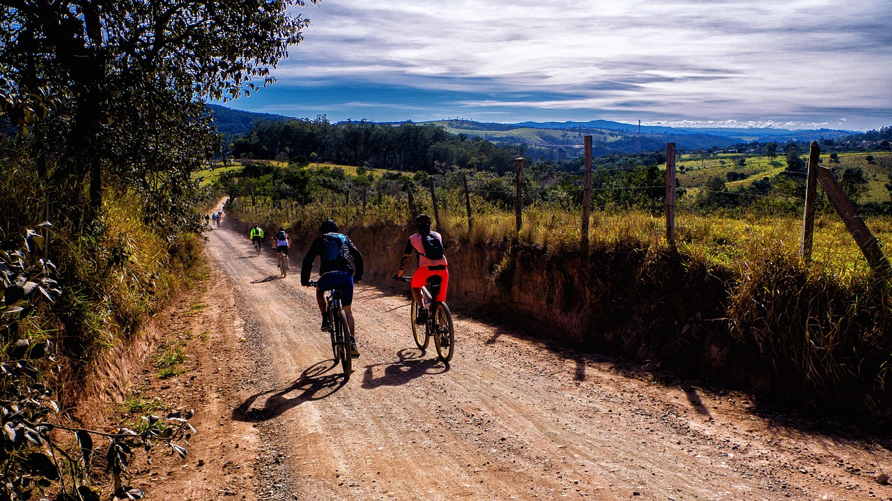 Cyclistes progressant sur un chemin de campagne, symbolisant la liberté d'action retrouvée et l'avancée après un ajustement intérieur.