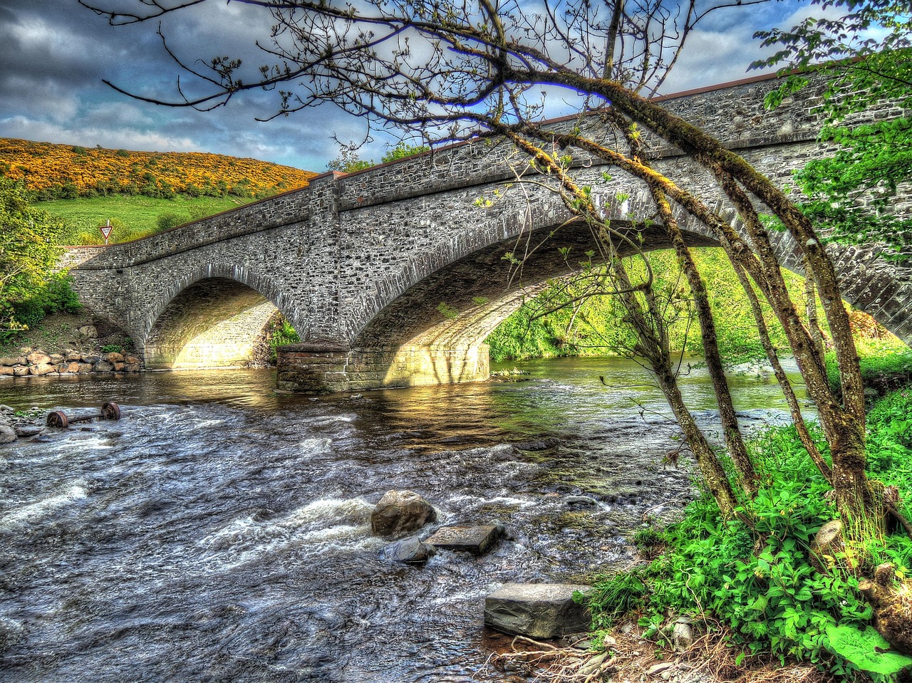 Pont de pierre traversant une rivière illustrant le passage vers davantage d’apaisement, d’intégration et de stabilité intérieure.