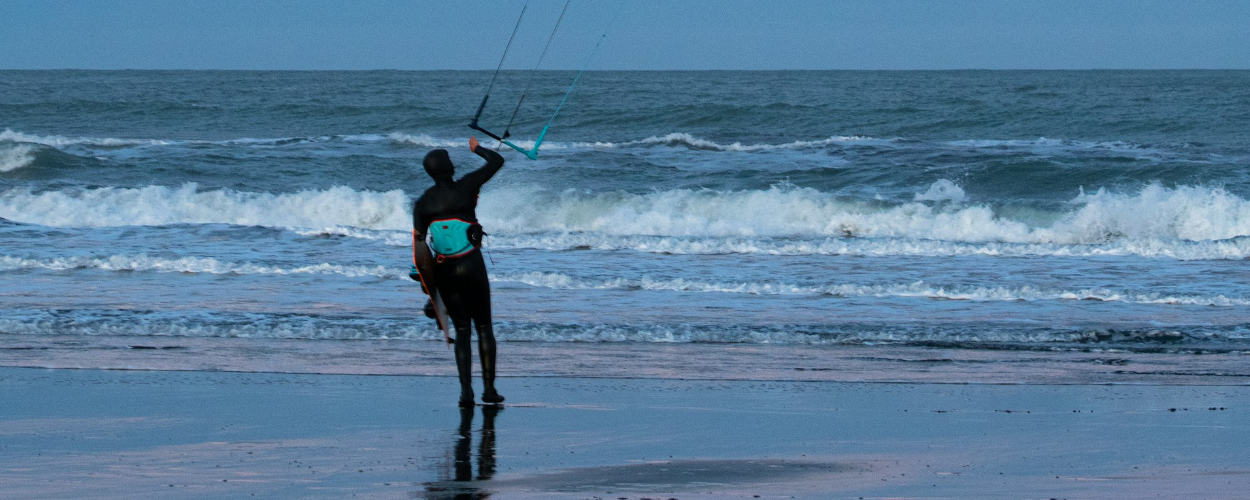 Personne sur une plage face à l'océan, prête à s'engager dans l'action, illustrant la disponibilité des ressources, l'ajustement et le réengagement.